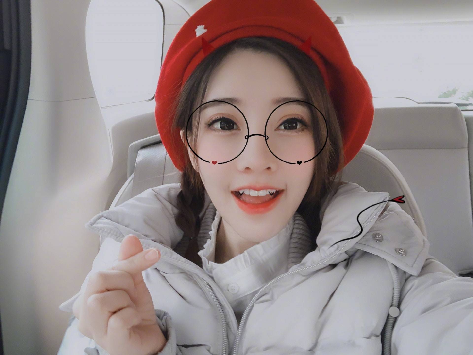 冯提莫近日接受内地时装杂志访问,透露因为网友的言论