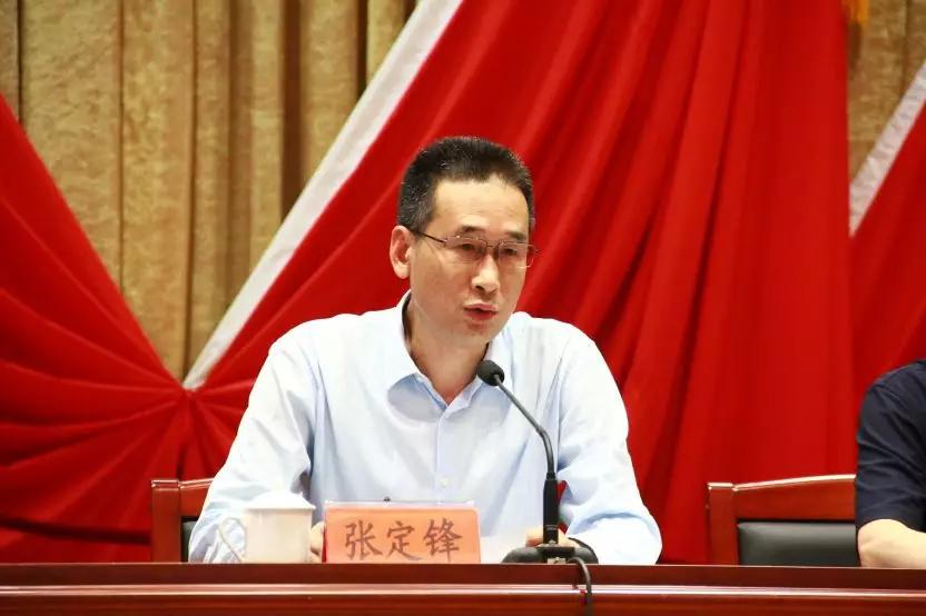 区委书记张定锋主持会议张书记强调:希望与会人员能结合本次学习内容