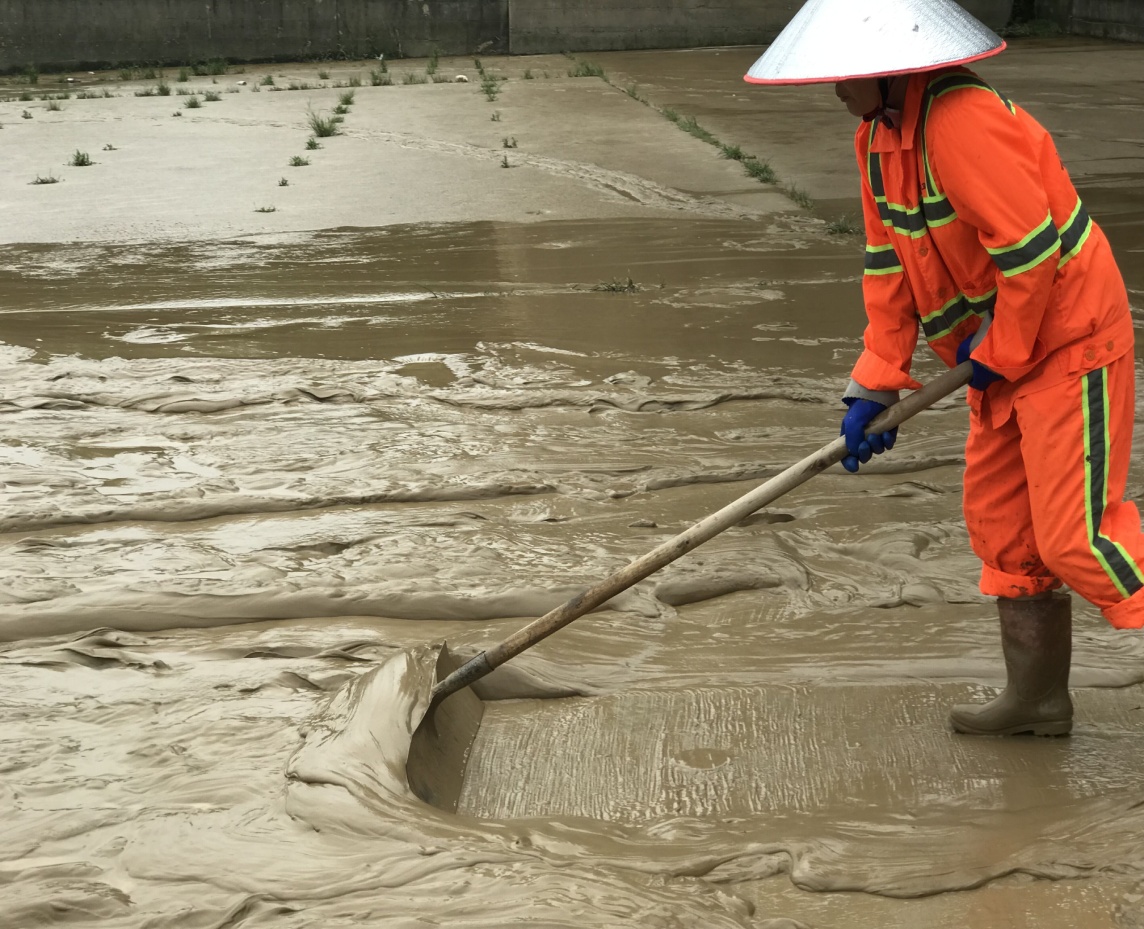 柳江河水上涨 柳南环卫所清淤忙_淤泥
