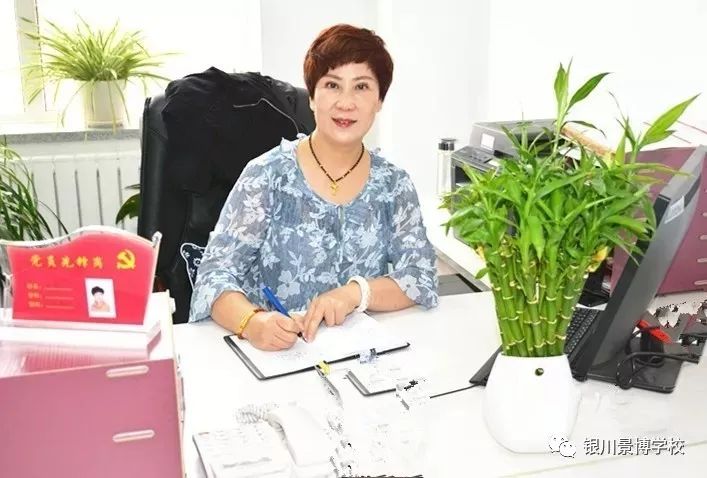 秦霞,景博学校小学部执行校长.从教26年,一级教师,自治区级骨干教师.