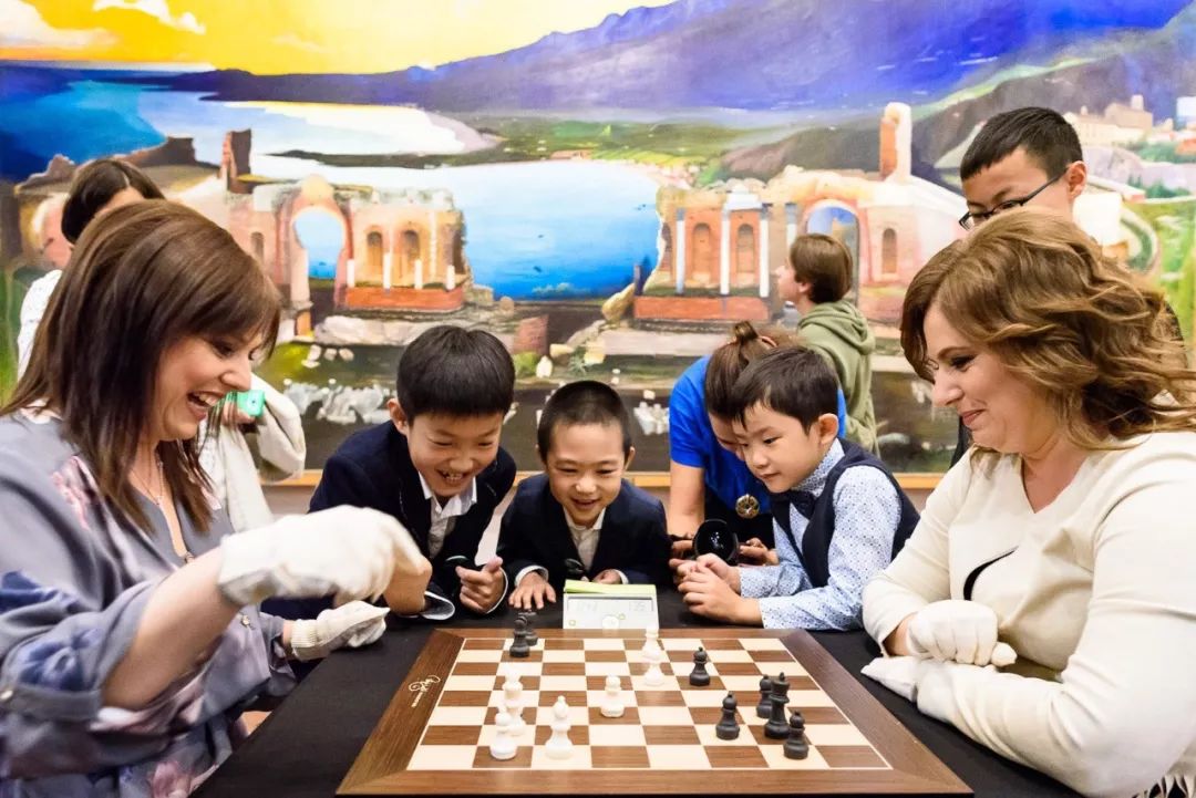 妈妈告诉你—幼儿学下国际象棋的益处!_孩子