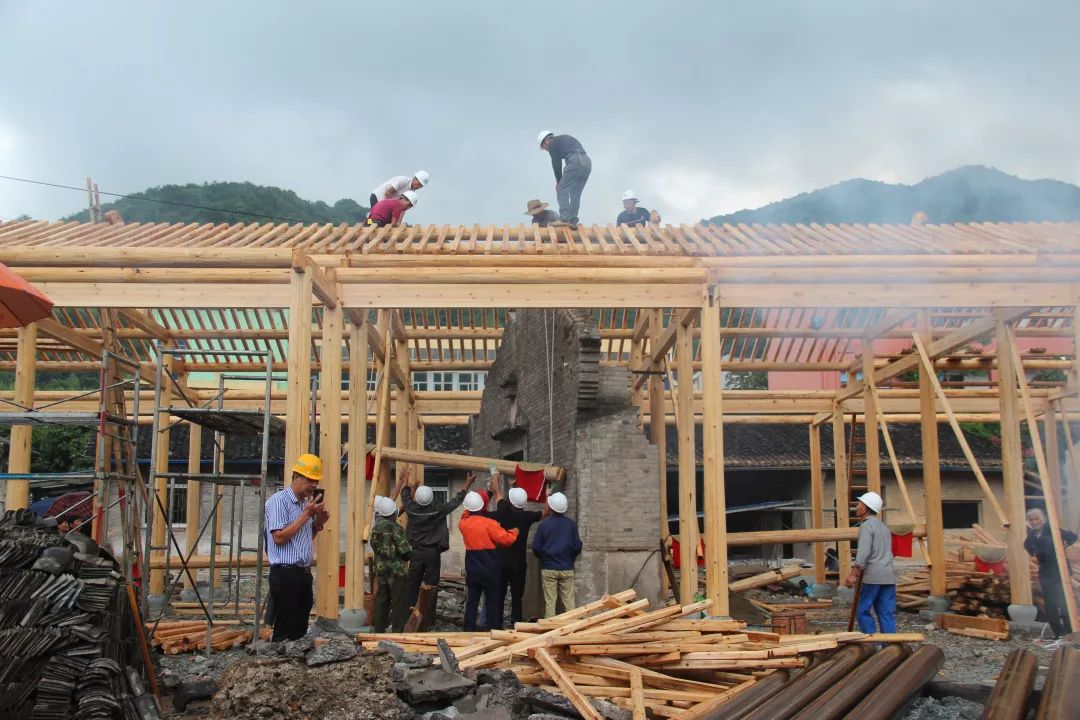 东吴关注天童木匠研习社上梁仪式隆重举行天童老街又添一景