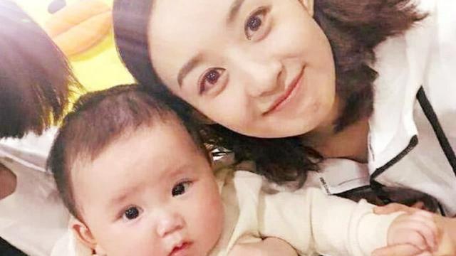 原创赵丽颖产后终于露面却被批"矮矬肥"?不当妈的人站着说话不腰疼