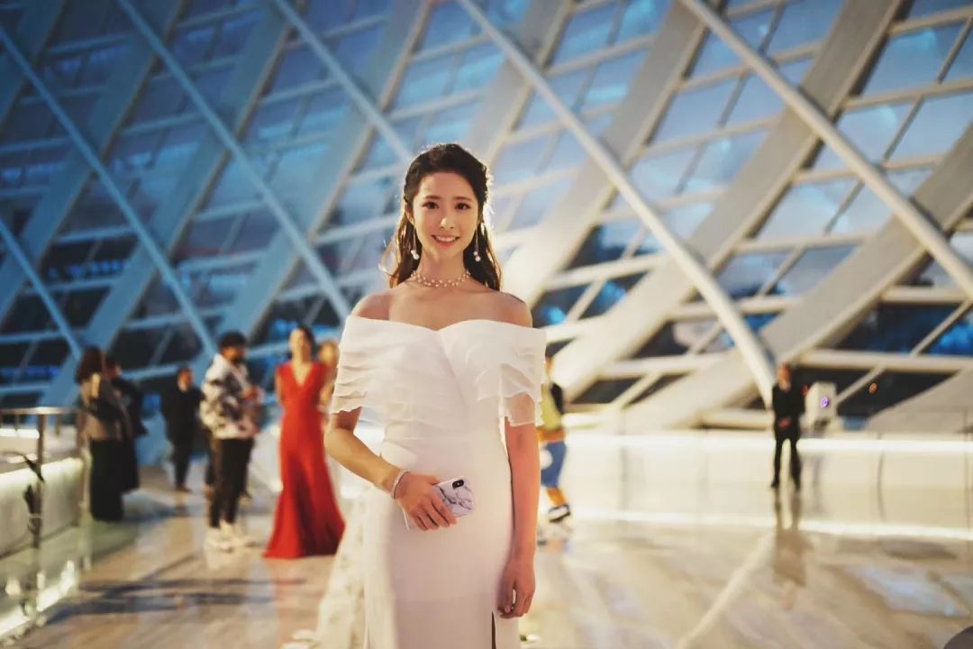 敢为人先,是个乐于体验的"疯丫头".