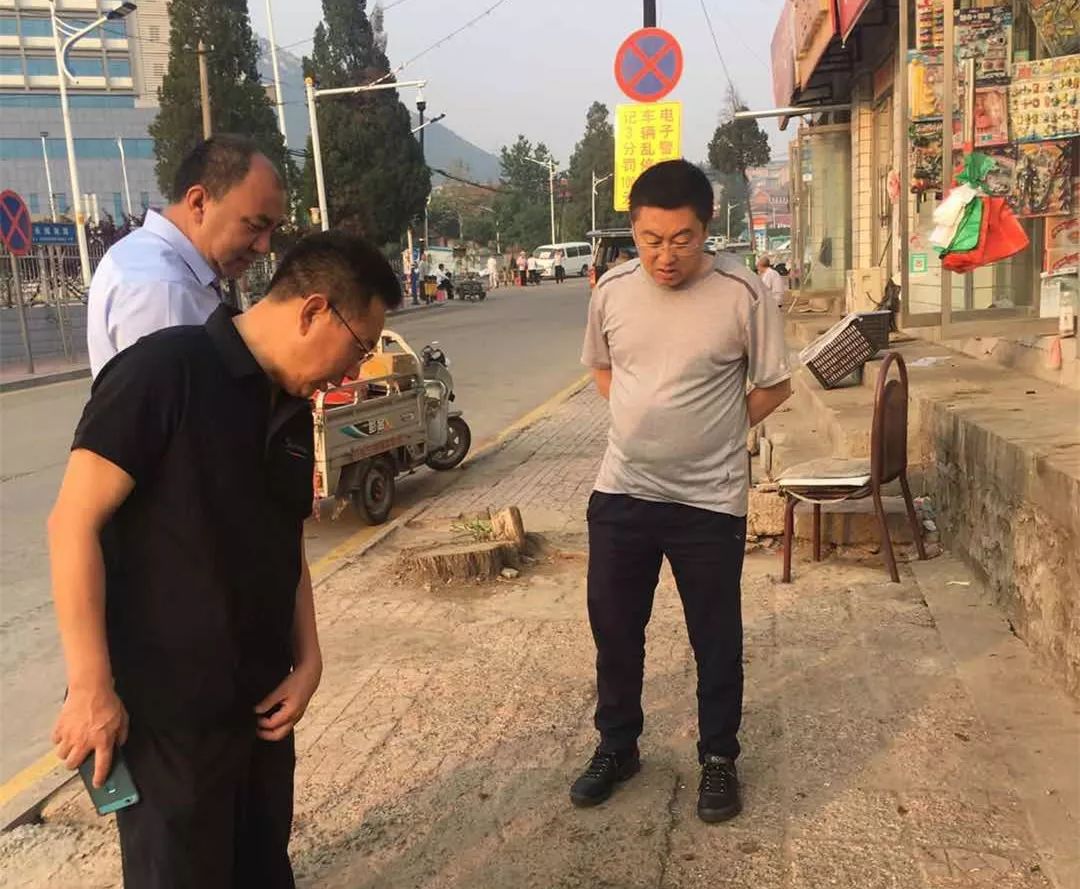 县政府副县长马迎军带领县住建局主要负责人,沿长城南路"徒步走迁西"