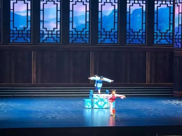 余姚市姚剧保护传承中心上演了《打窗楼》,由第八代姚剧演员陆伊青