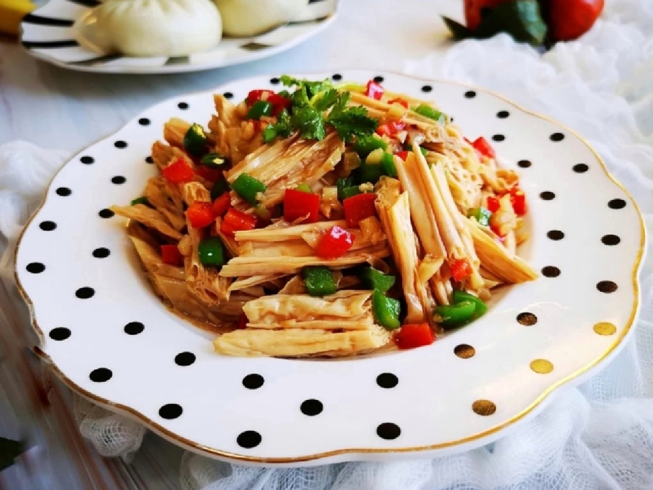 6月最爱这凉拌菜,煮一煮5分钟拌匀,麻辣咸香,连吃三天都不腻_腐竹