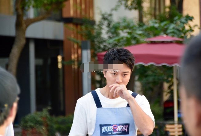 在以前一段时间内,贾乃亮似乎很消沉,拼命躲在剧组里靠拍戏发泄积压的