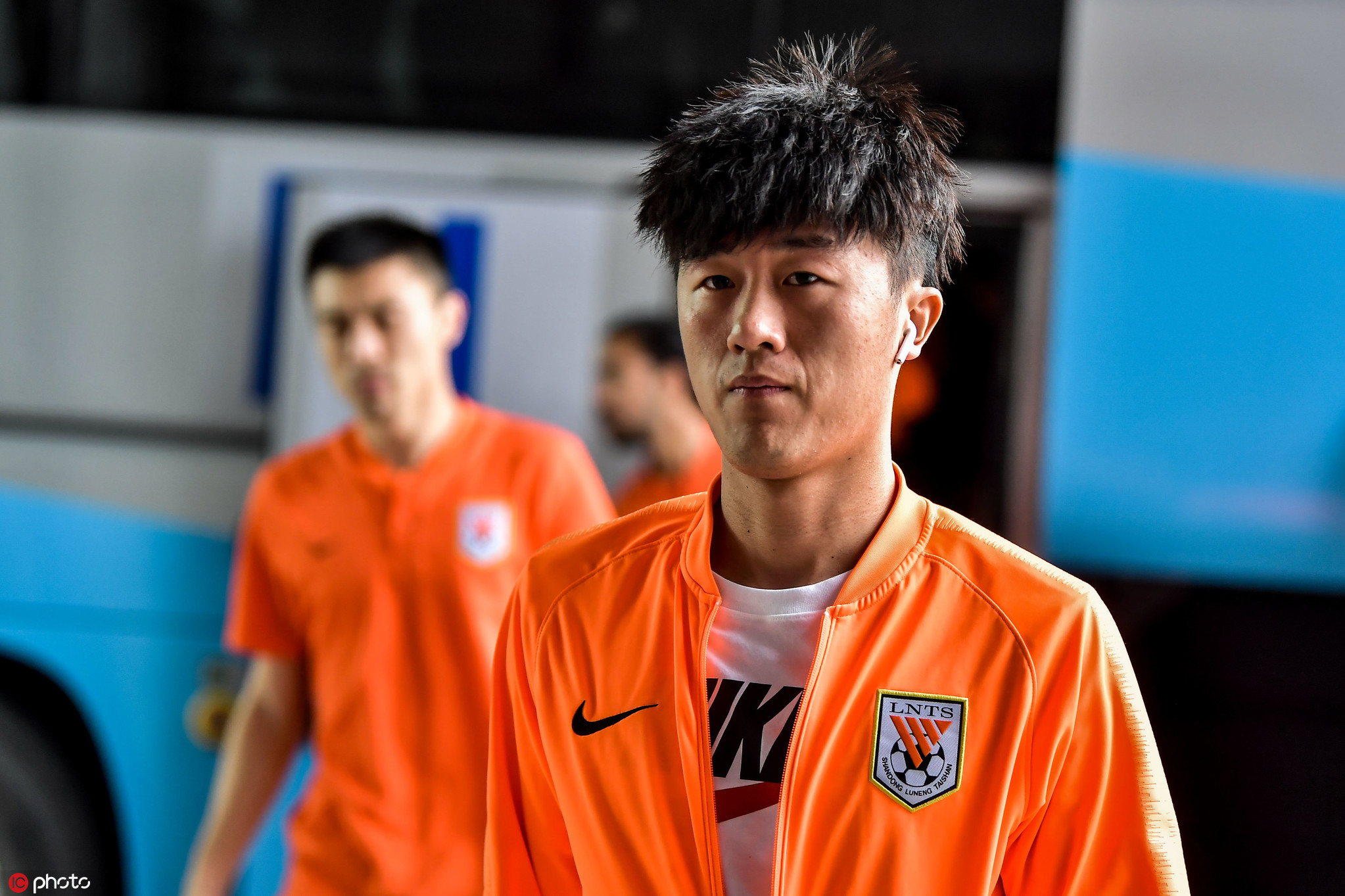 鲁能抵达重庆主场,金敬道表情自信,大雷邪魅一笑-搜狐大视野-搜狐新闻