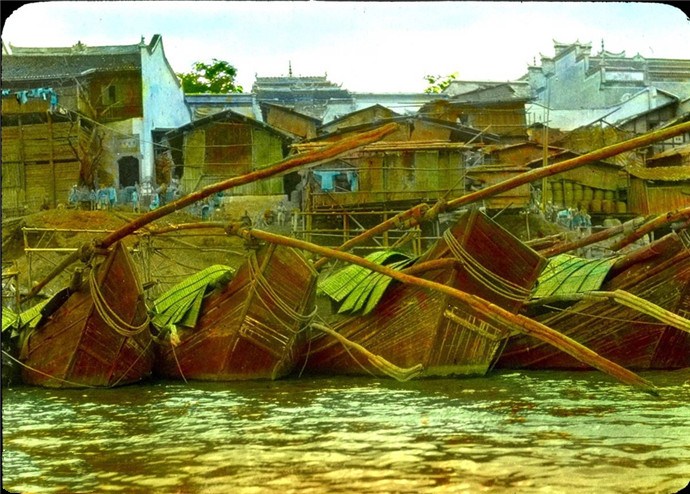 百年前的川江号子不绝于耳蒸汽轮远处驶来岸边矗立着张飞庙