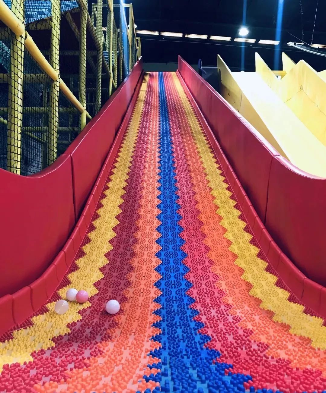 请你玩全场爆满好评如潮的市区内10000㎡蹦床公园开业啦