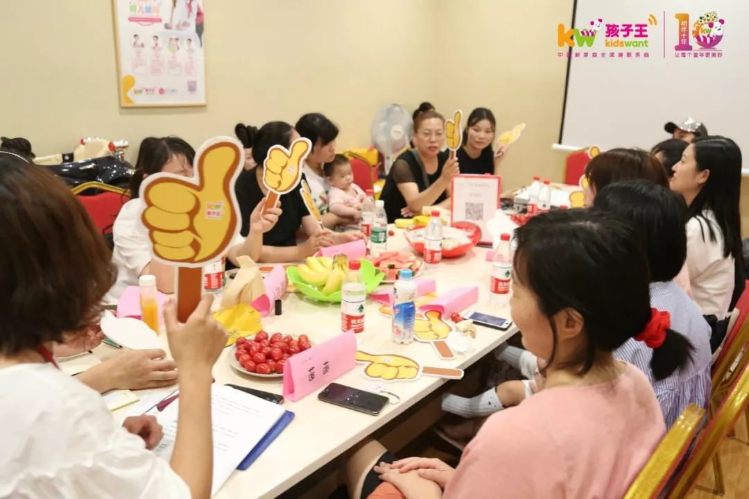 王员工与妈妈们深入交谈孩子王coo吴涛,cto何辉全程倾听妈妈们的反馈