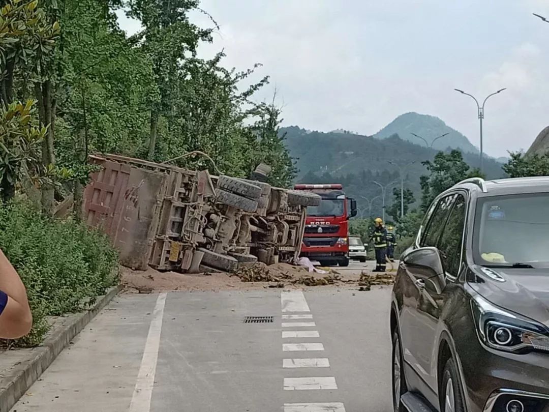 突发:凯里华亿路发生车祸 道路坍塌货车滚下边坡 一人死亡