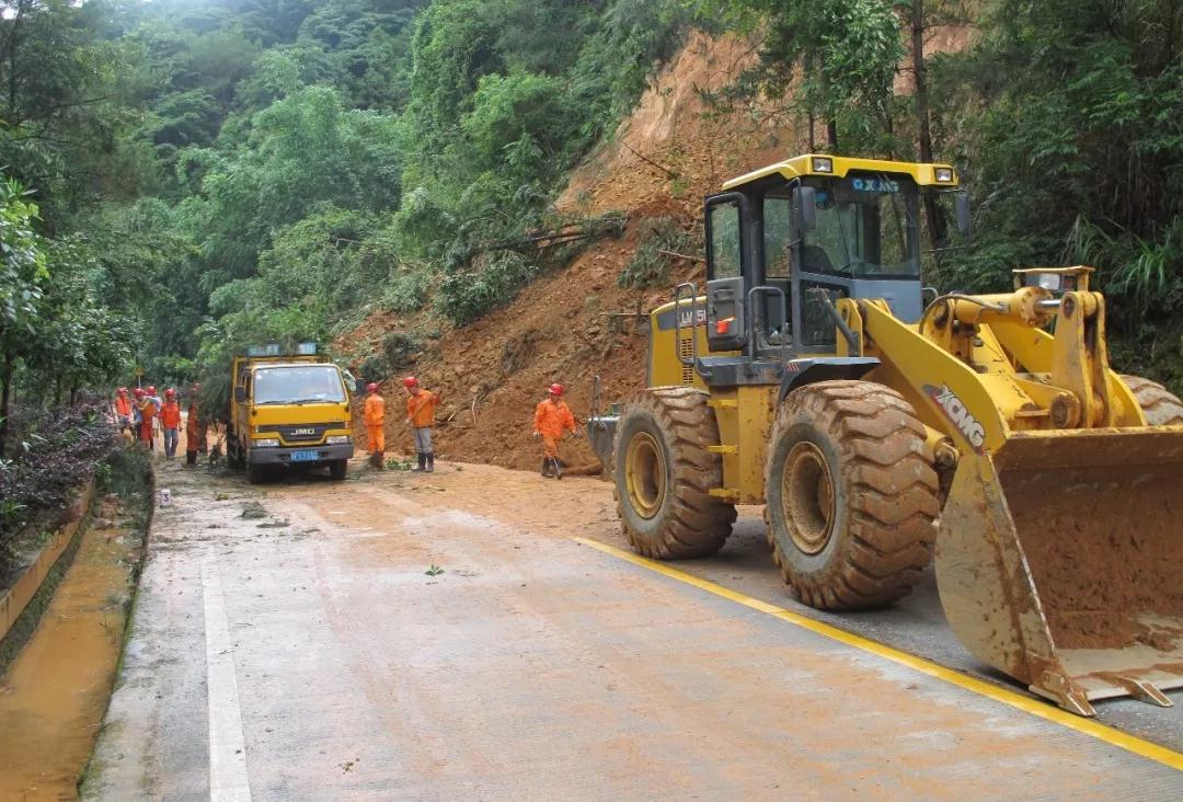 仁化县紧急处理国道g106线锦江路段塌方险情 实行交通管制 过往车辆需