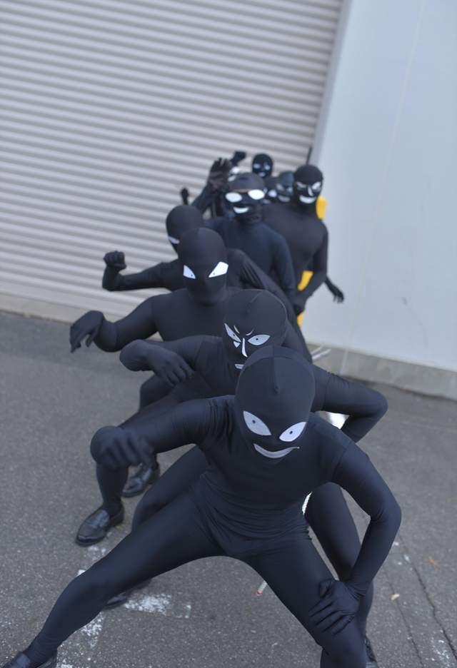 我还记得《爱情公寓》中也有恶搞过黑影君,效果十分出众,让人印象深刻