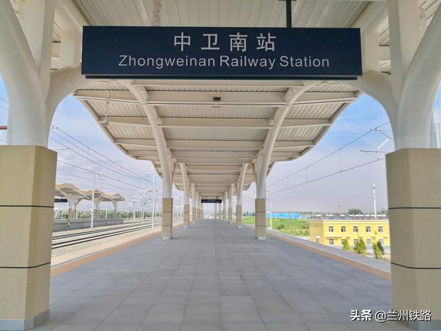 银川至中卫高铁中卫南站外景亮相