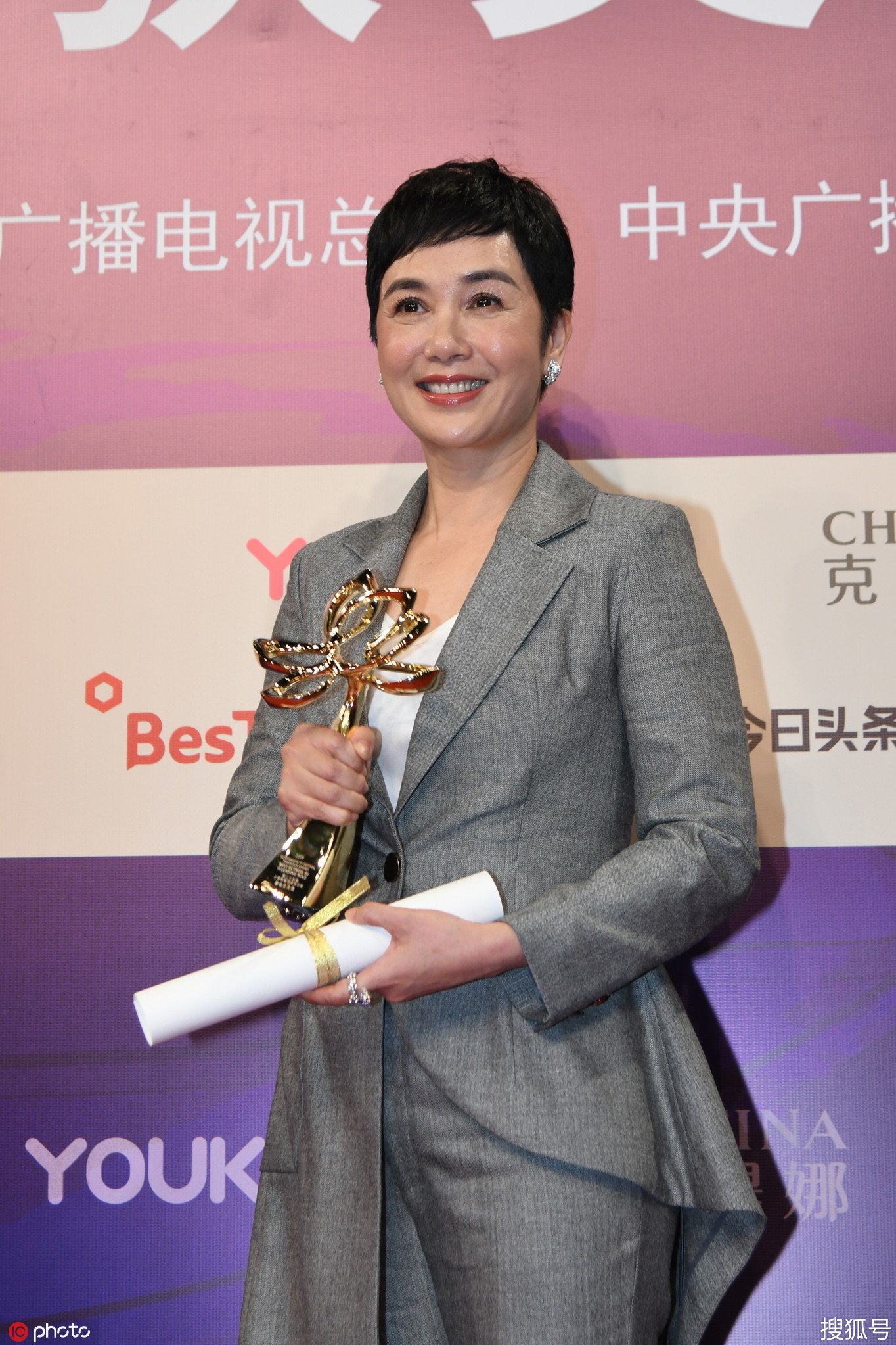 蒋雯丽摘得白玉兰"视后",后台游刃有余胜者姿态