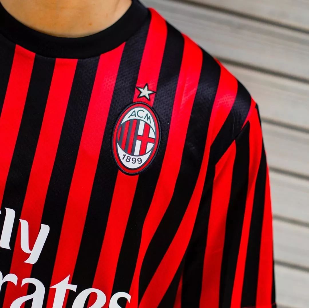 这款红黑条纹似曾相识!_米兰