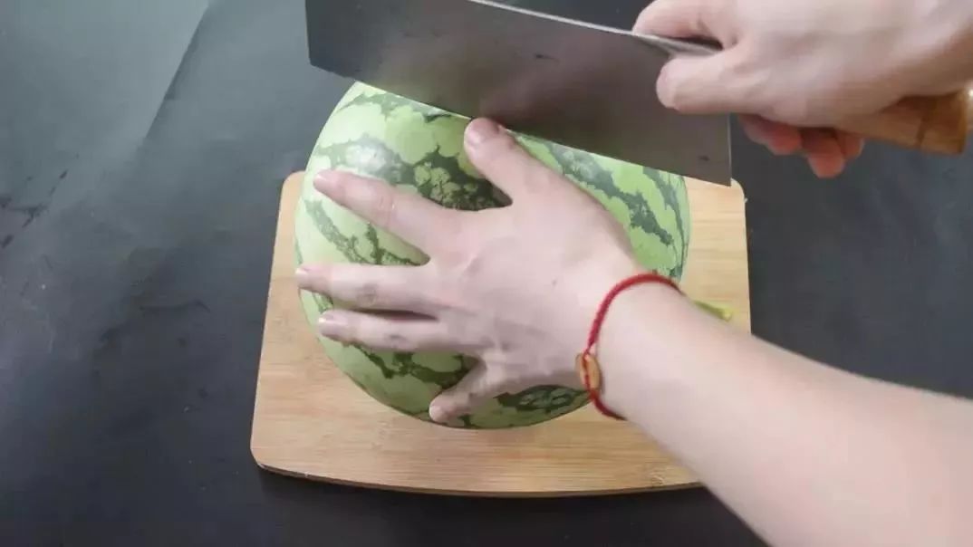 挑西瓜时别再用手拍了,教你个方法,保证皮薄汁多还很甜!