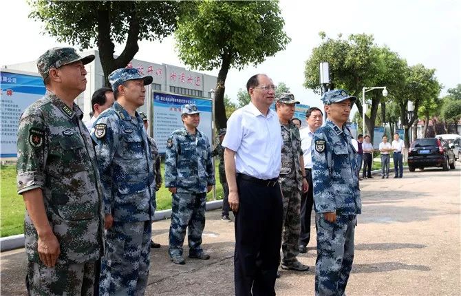 中部战区副参谋长王建民来仙检查防汛工作