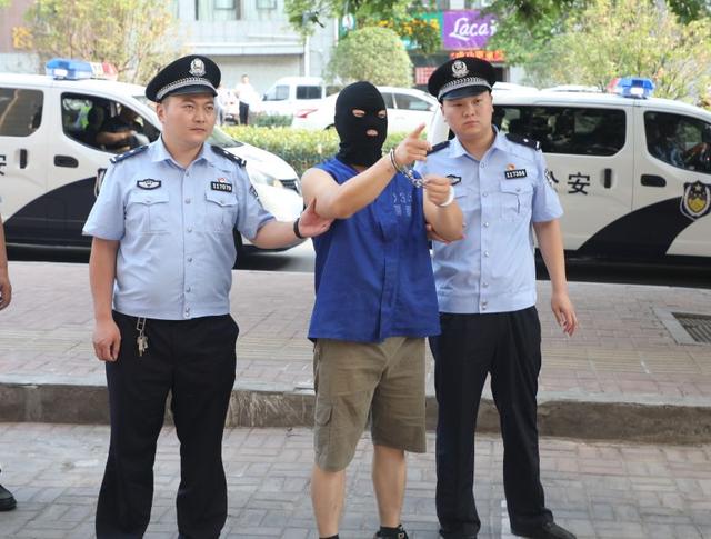 杨坡等人涉黑恶集团犯罪10余起警方逮捕12人指认现场群众拍手称快