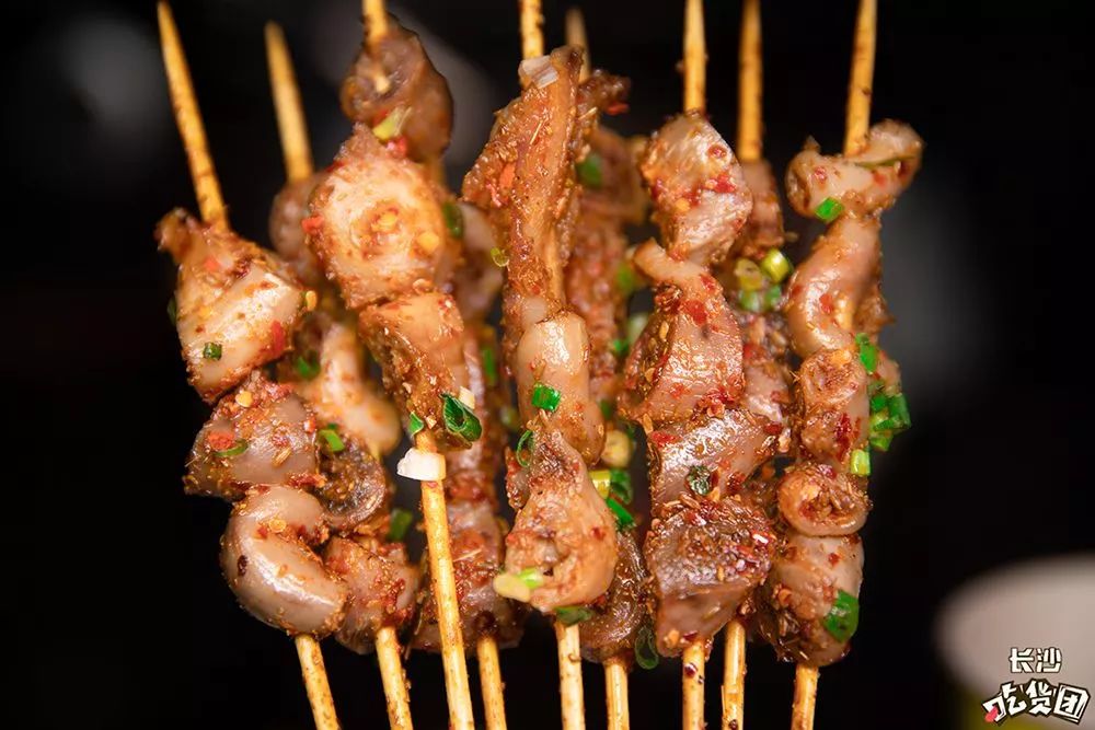 处理干净的猪小肠,搭配辣椒,孜然的醇香,没有一点膻味,每一口都是深入