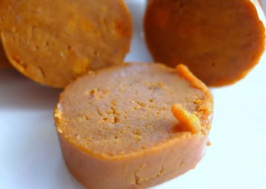 塞好猪油面团之后,烟熏3到5天.最不走心最敷衍肉肠!