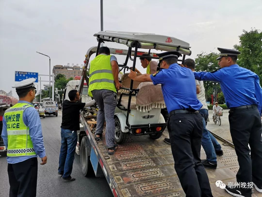 随后,交警联合城管队员一起用拖车将广场旁魏武大道非机动车道上违规