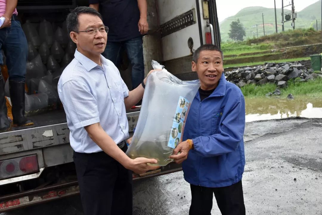 韶关市农业农村局副局长李成忠,以及乳源县农业部门及爱心企业家