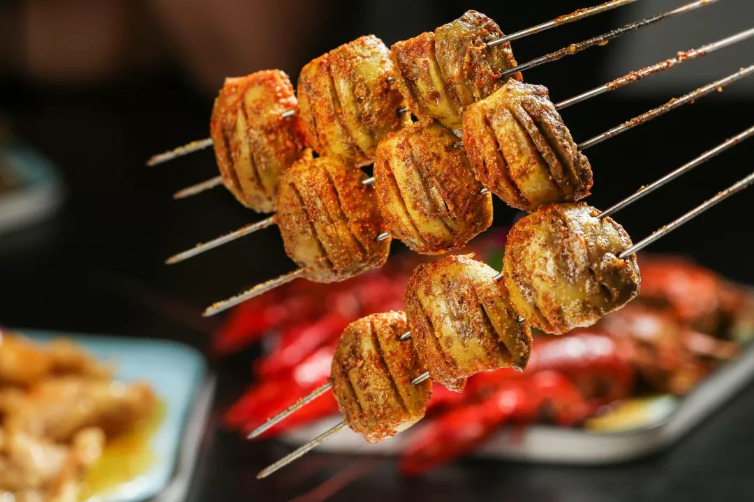 烤实蛋还有鱼啊,虾啊,贝类啊,个顶个鲜活的可以入围海鲜酒楼了,却都被