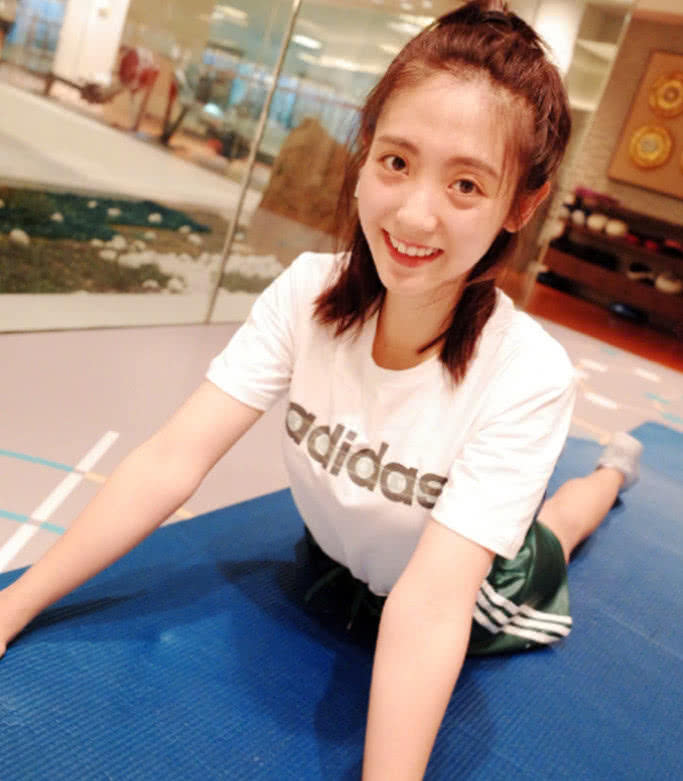 邢菲深夜晒素颜健身照当她掀起衣服的那一刻网友集体沸腾