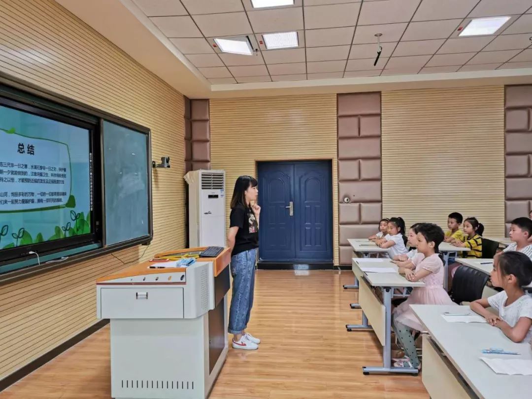 爱眼护眼保护视力龙泉西里小学对各班的爱眼护眼宣传员进行了培训