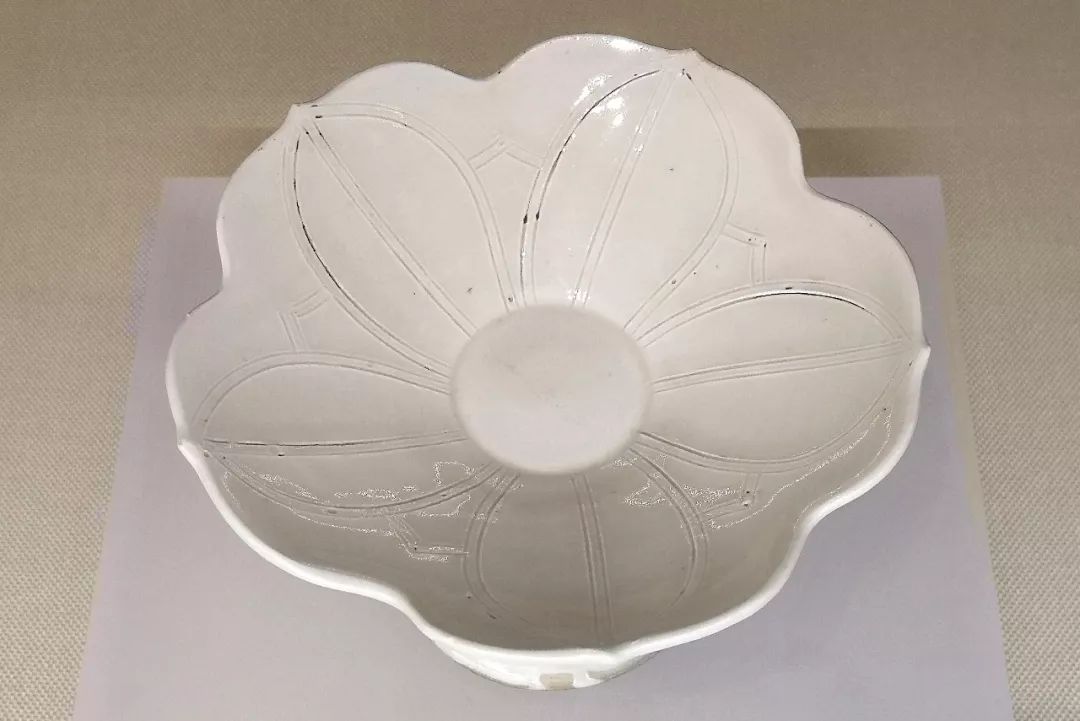 定窑瓷器的源起与发展,请看定州博物馆藏品的展出_白釉