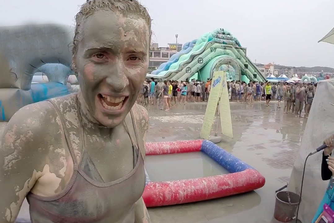 以色列传统泥浆节美女变身小泥人遍地都是