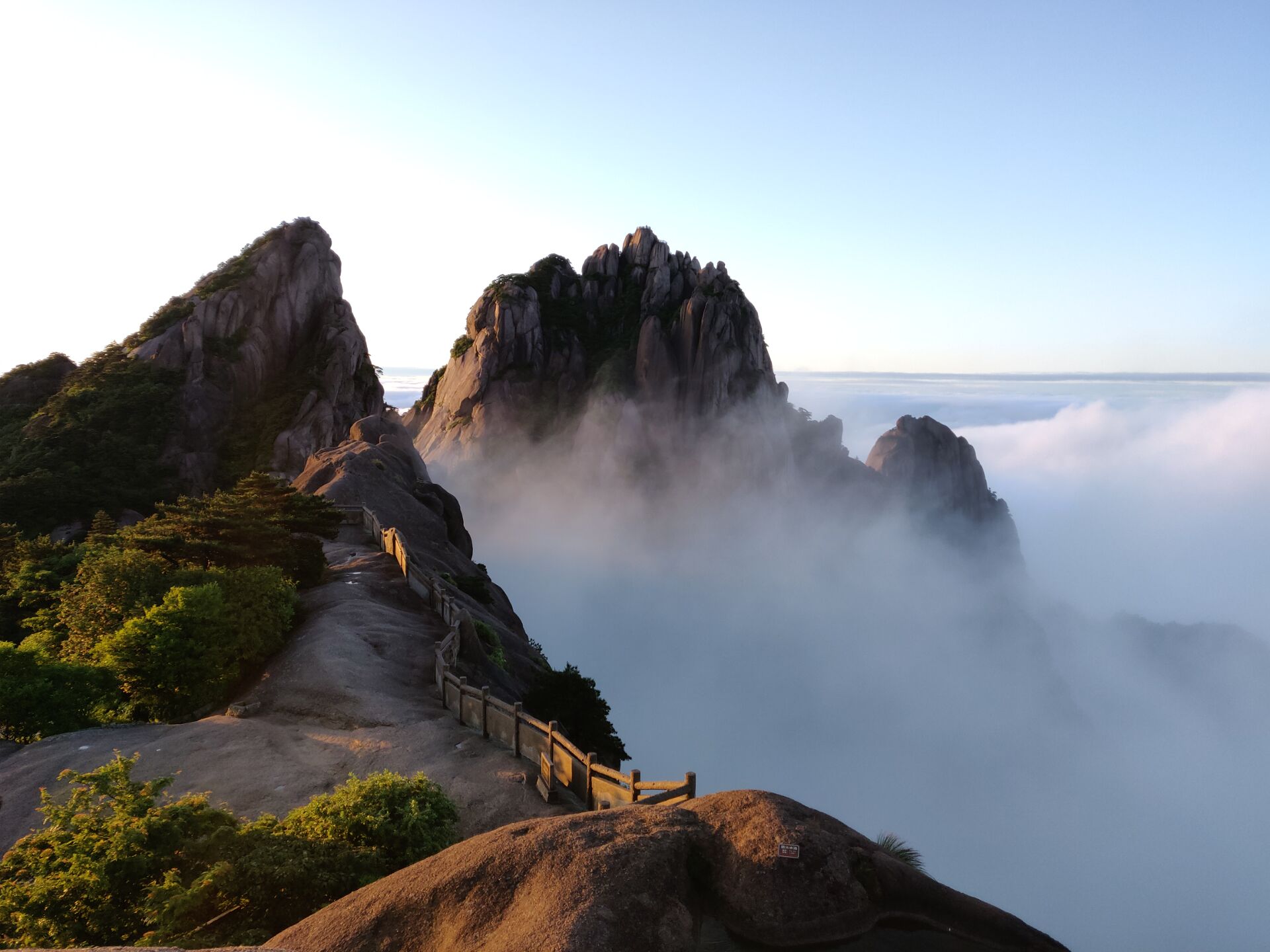 黄山风景区现浩瀚云海和绚丽日出景观