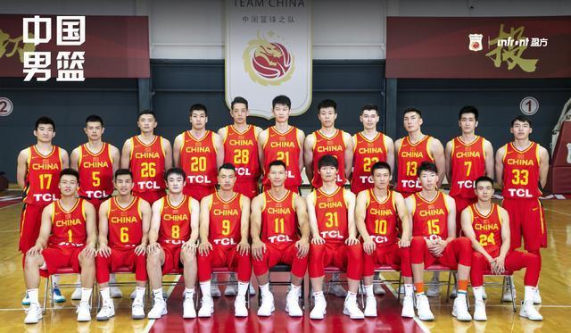 中国男篮全家福曝光!教练组有亮点,赵睿实力抢镜,阿联占据c位