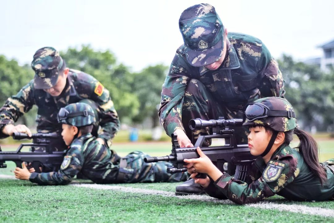 军事夏令营让孩子们成为德才兼备文武双全的小小领袖