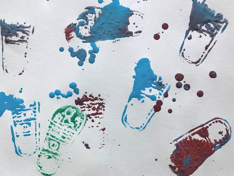 幼儿将鞋底染上颜料后进行拓印,待颜料干后幼儿在鞋印的不同部位,添上