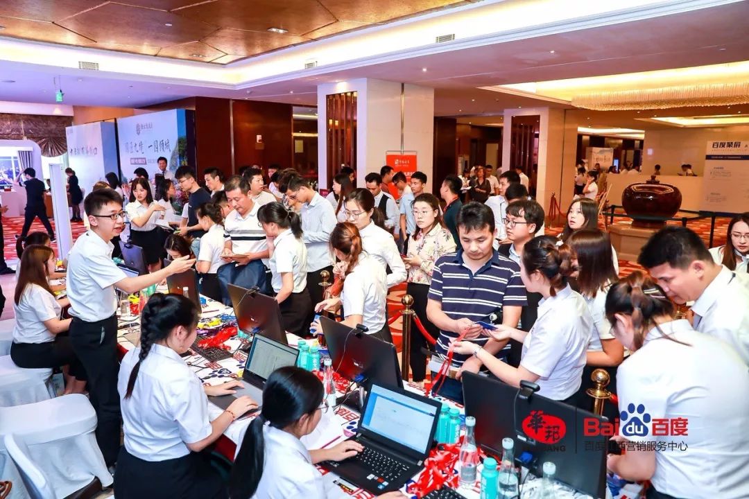 江西省互联网协会秘书长徐仕达先生,宜黄县人民政府副县长赵似珍女士