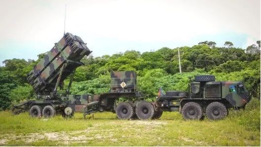 美陆军现役"爱国者"防空系统采用的m983型hemtt牵引车(美陆军图片)