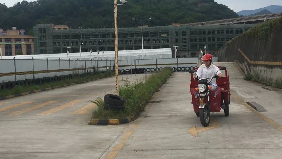 因需要駕駛電動三輪車送貨,她專程前來報考三輪摩托車駕駛證.