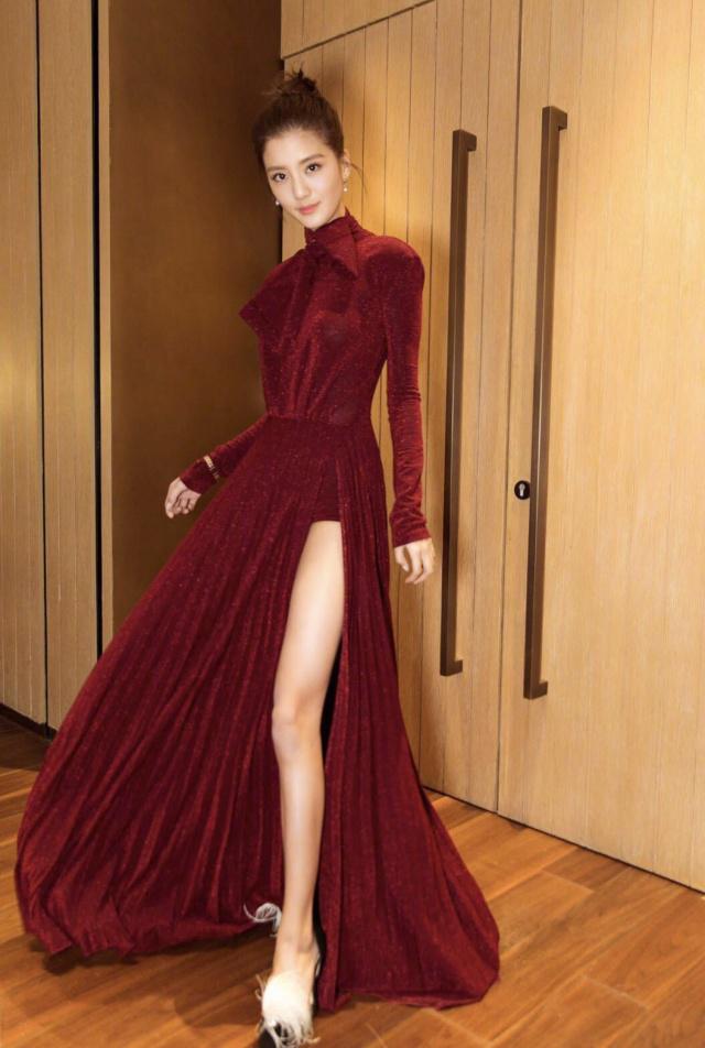 1/ 12 近日,林峯求婚张馨月成功并送给她9.18克拉的大钻戒!