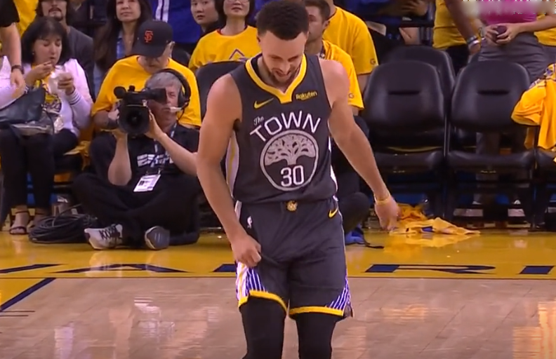 硬汉!库里大腿被撞 跪在地上目送对手投进3分 咬着牙站起来继续打