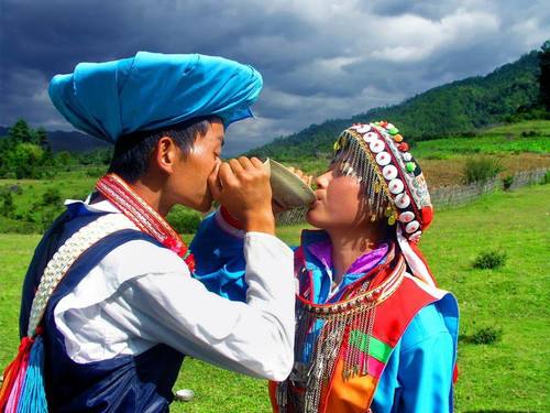 民族之花怒族新年第一天第一碗饭让狗吃这不是骂人