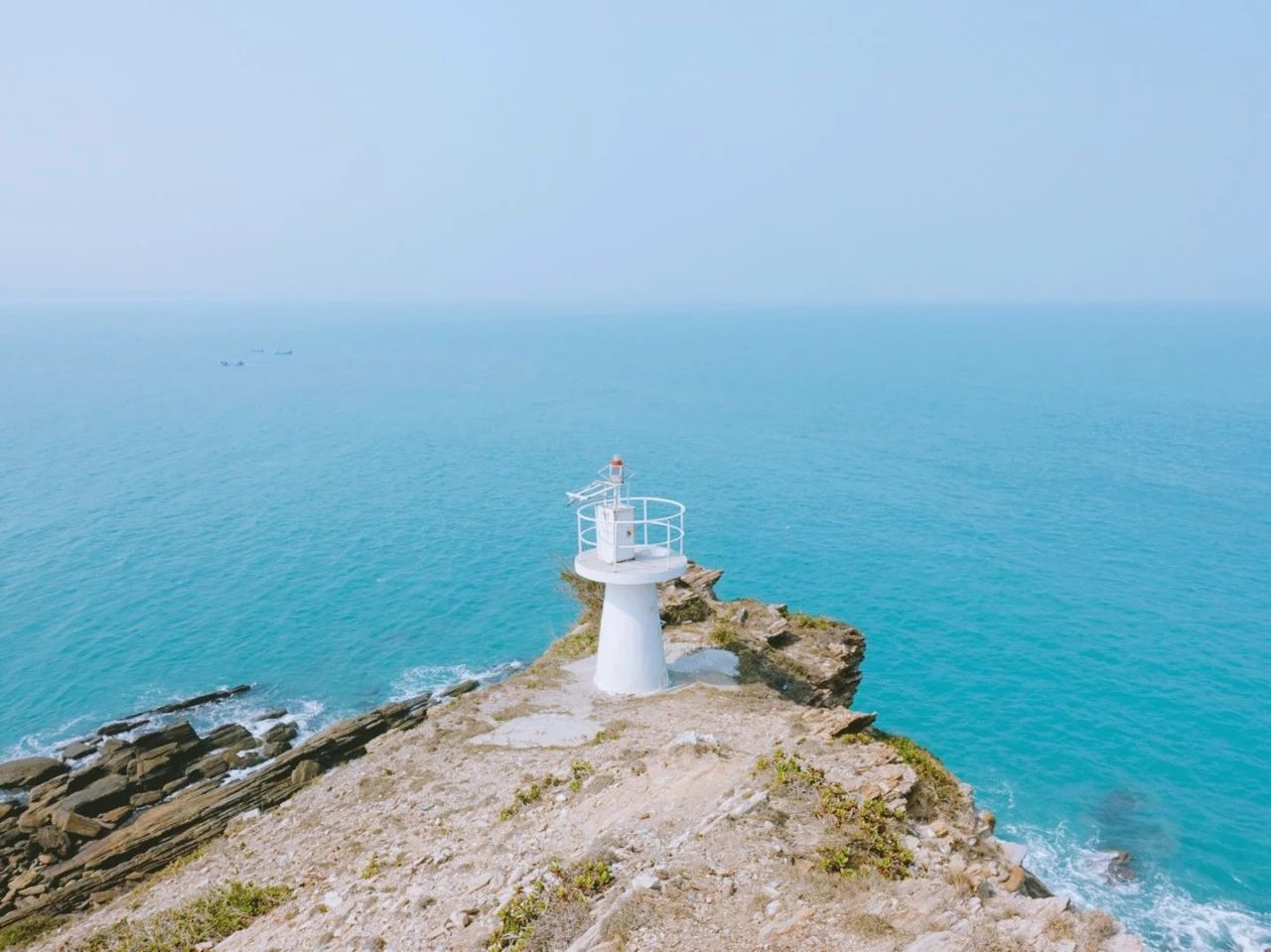 在大马头的一处悬崖上,有一座小型的白色灯塔,从这里可以看到澳角著名