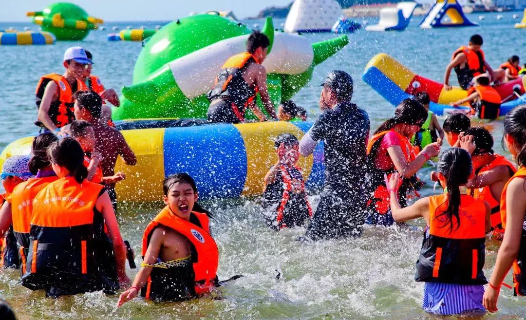 和小伙伴们或嬉水,或打水仗,或游泳 这里就是你们的天堂!