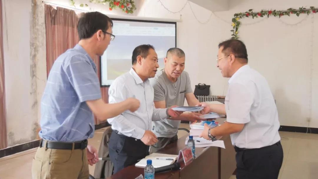 西乌旗委书记白永春深入浩勒图高勒镇检查指导安全生产扫黑除恶等重点
