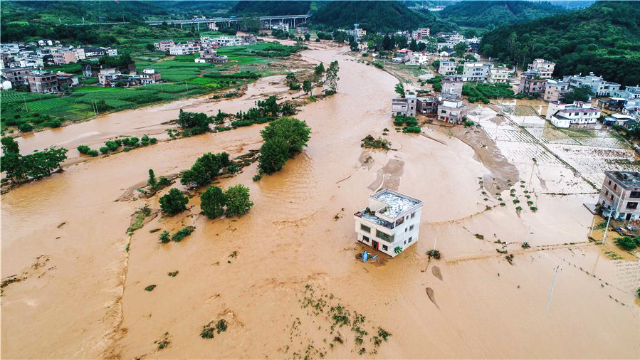 广东河源暴雨成灾已全面展开陆空救援