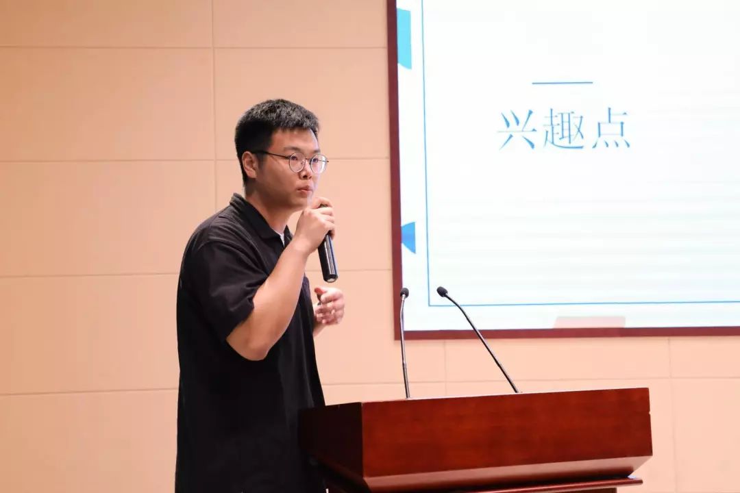 接下来由考取了南京师范大学的陈广泽同学进行分享,他提到了不要因为