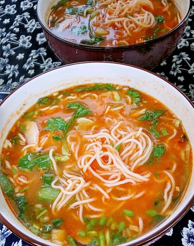 原创一碗色泽靓丽,挑逗味蕾的美味茄汁面